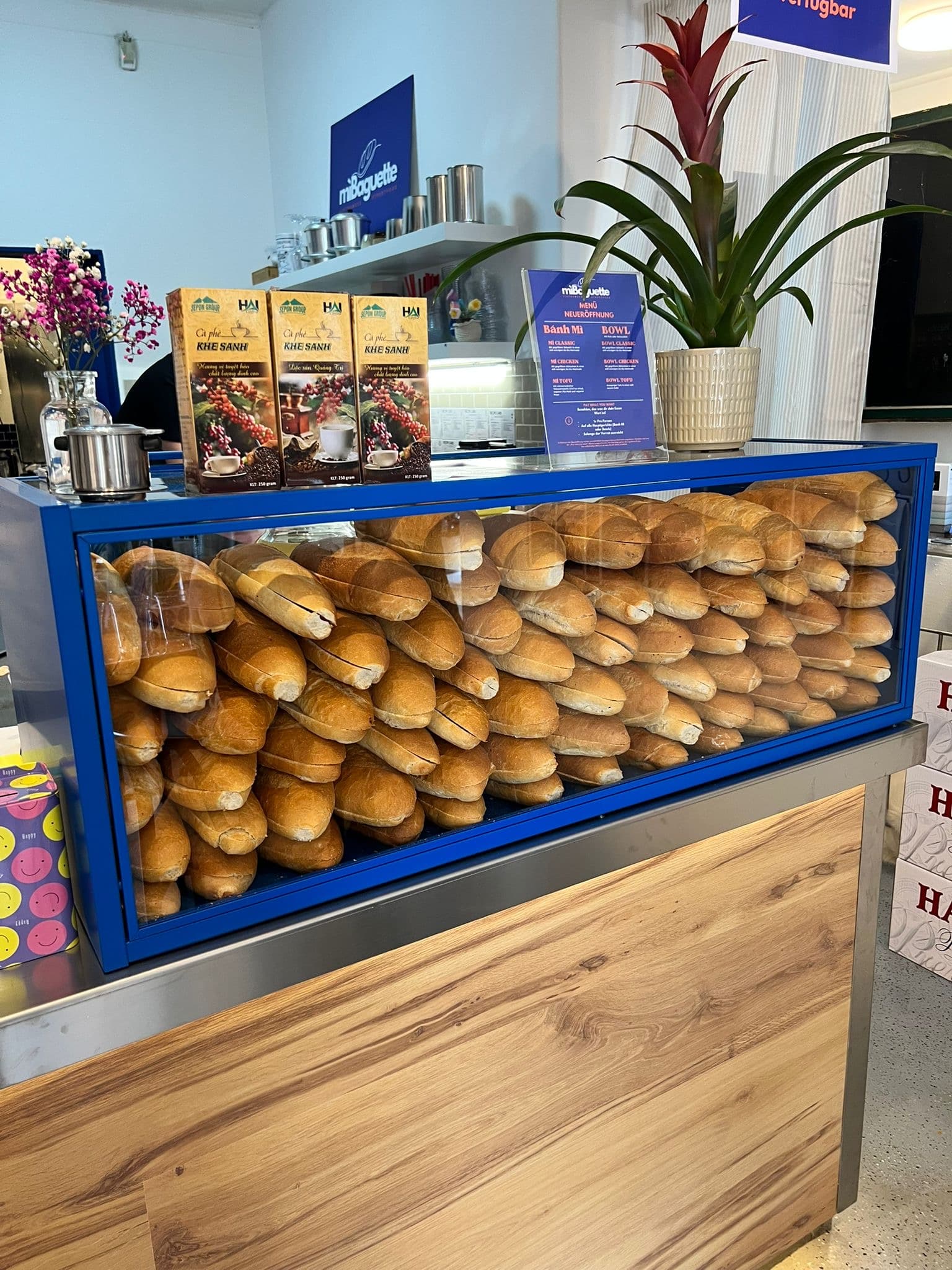 Frische Baguettes in der blauen Vitrine auf der Theke von miBaguette